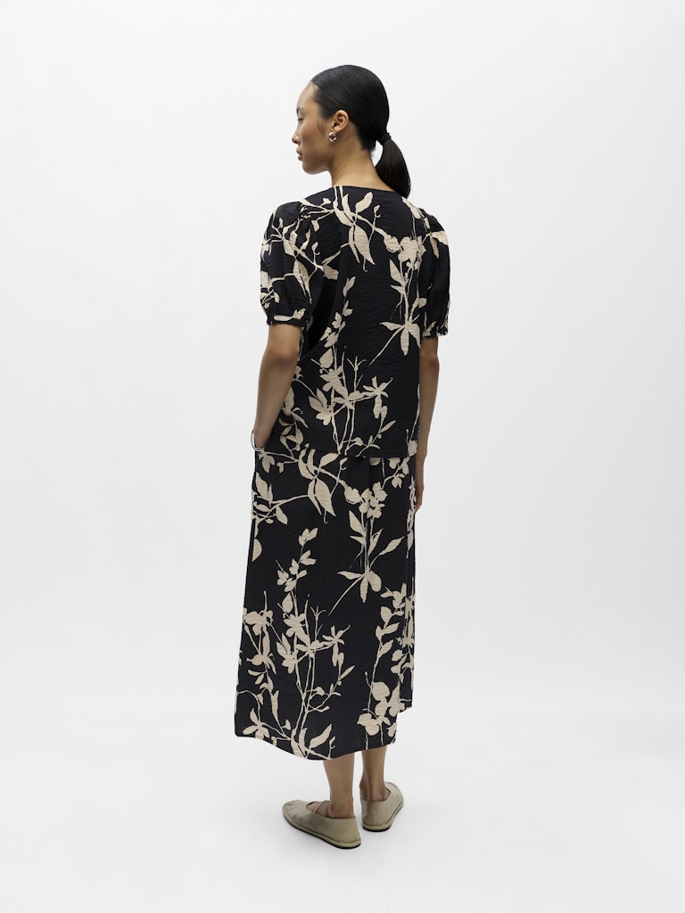 OBJJACIRA S/S V-NECK TOP  - Black/Sandshell Flower
