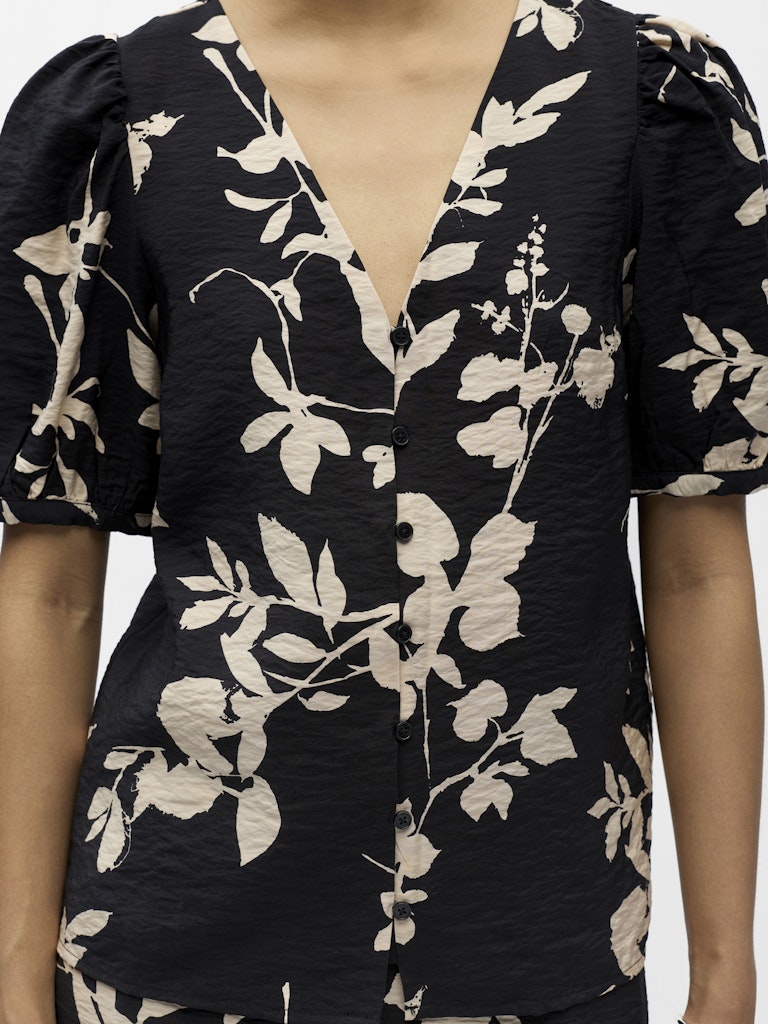 OBJJACIRA S/S V-NECK TOP  - Black/Sandshell Flower