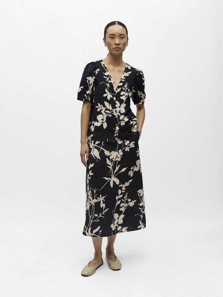 OBJJACIRA S/S V-NECK TOP  - Black/Sandshell Flower