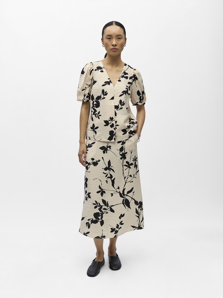 OBJJACIRA S/S V-NECK TOP - Sandshell/Black Flower