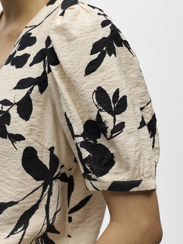 OBJJACIRA S/S V-NECK TOP - Sandshell/Black Flower