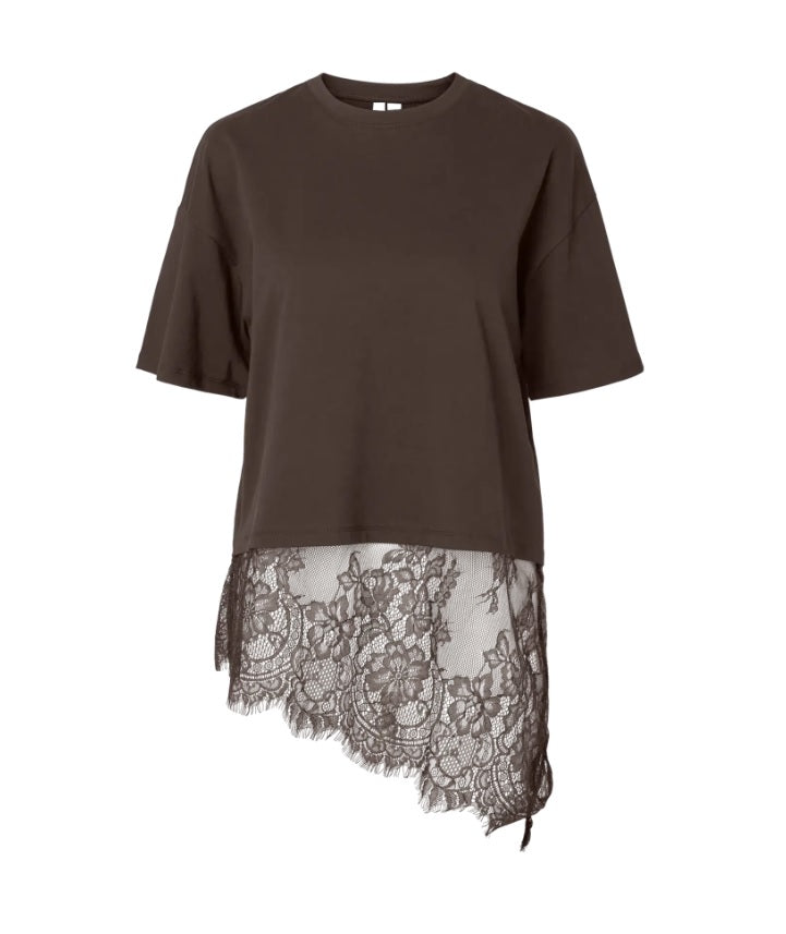 PCMAVE SS LACE T-SHIRT - Hot Fudge