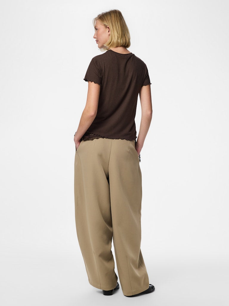 PCNICCA SS O-NECK TOP - Hot Fudge