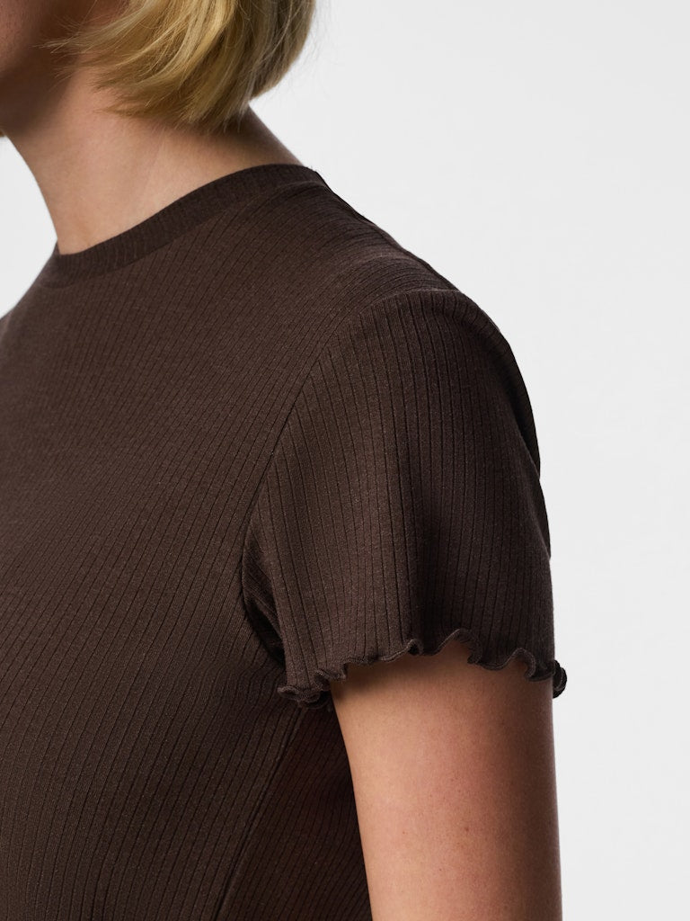 PCNICCA SS O-NECK TOP - Hot Fudge