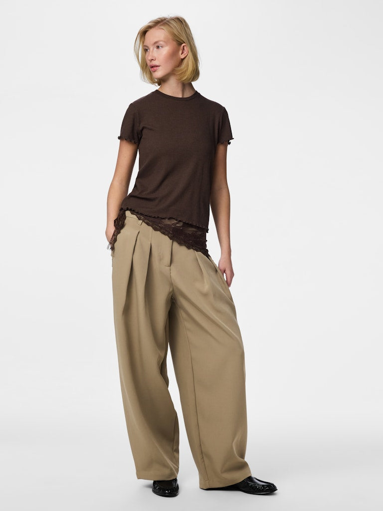 PCNICCA SS O-NECK TOP - Hot Fudge