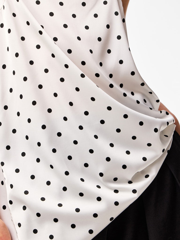 PCJYTTA STRAP SATIN TOP - Cloud Dancer/Black Dots