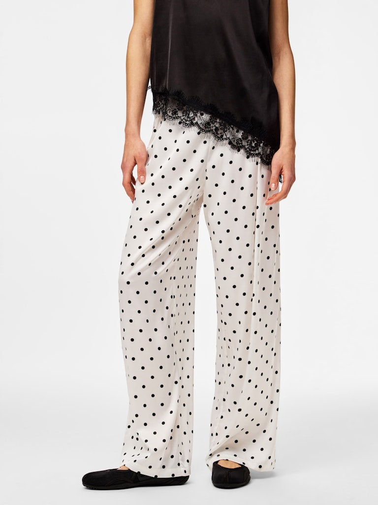 PCJYTTA MW STRAIGHT SATIN PANTS - Cloud Dancer/Black Dots