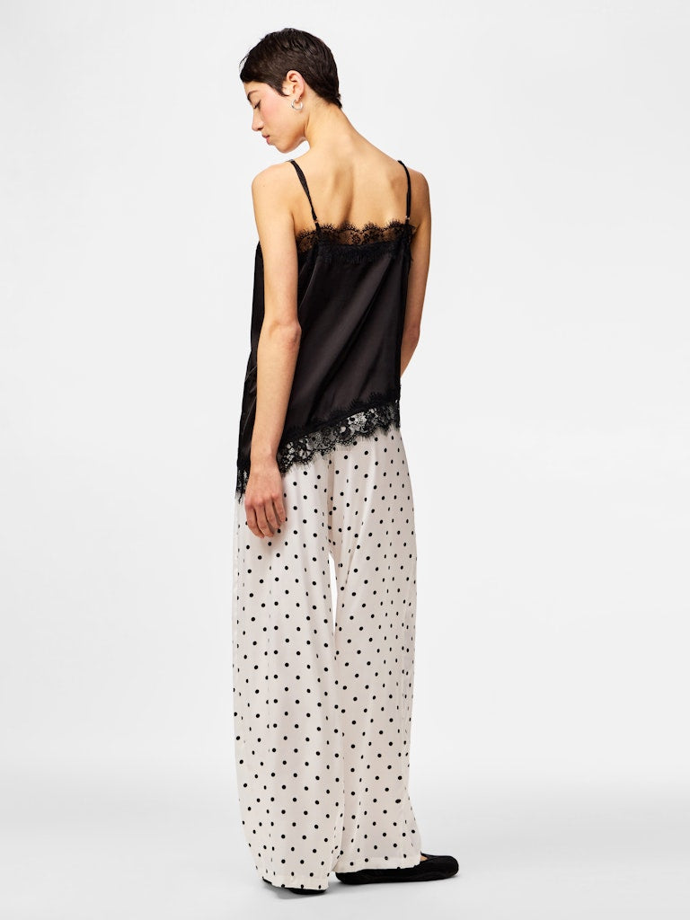 PCJYTTA MW STRAIGHT SATIN PANTS - Cloud Dancer/Black Dots