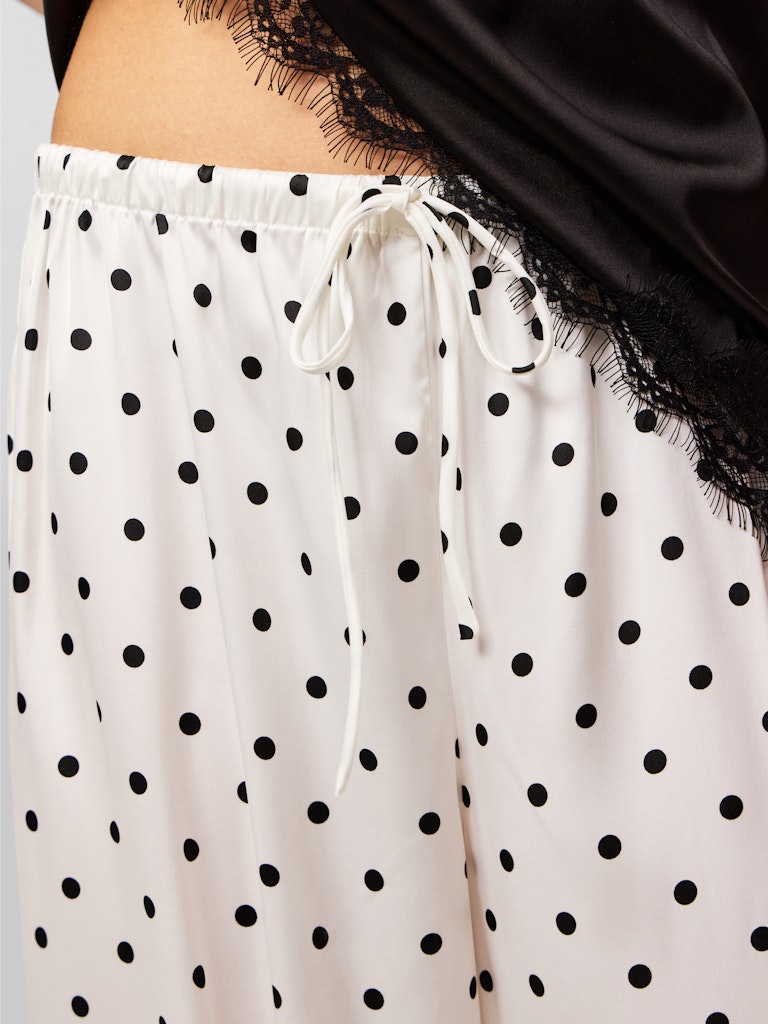 PCJYTTA MW STRAIGHT SATIN PANTS - Cloud Dancer/Black Dots