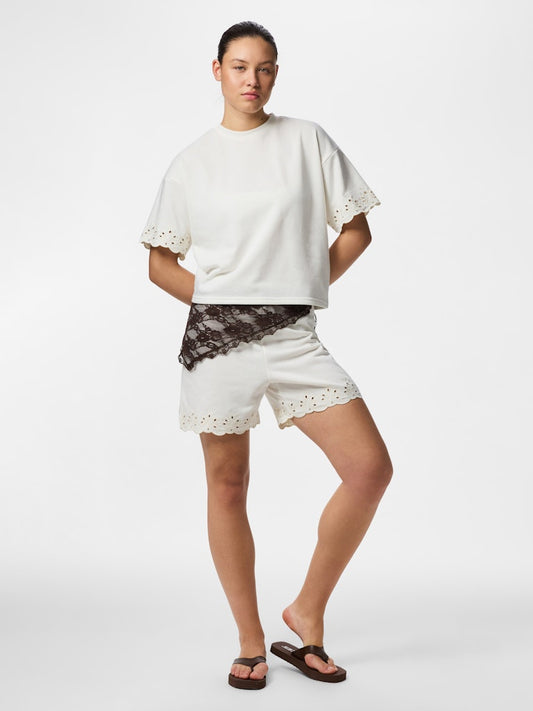 PCCHILLI SUMMER HW BRODERI SHORTS - Cloud Dancer