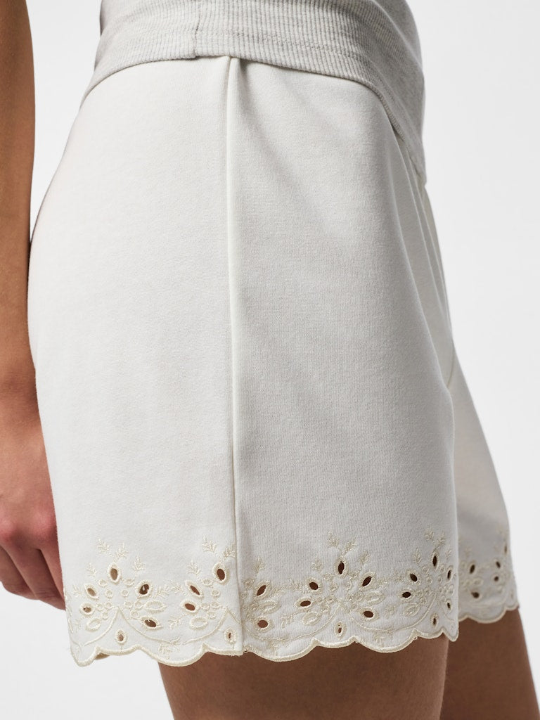 PCCHILLI SUMMER HW BRODERI SHORTS - Cloud Dancer
