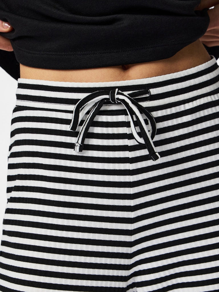 PCLAYA MW WIDE PANTS JRS - Black/Bright White