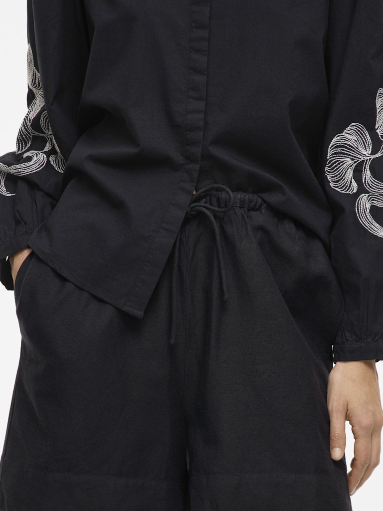 VIPRISILLA HW SHORTS - Black Beauty